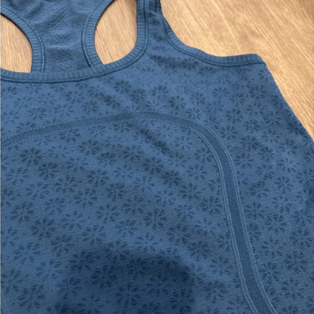 lululemon blue floral tank Top - Picture 5 of 7